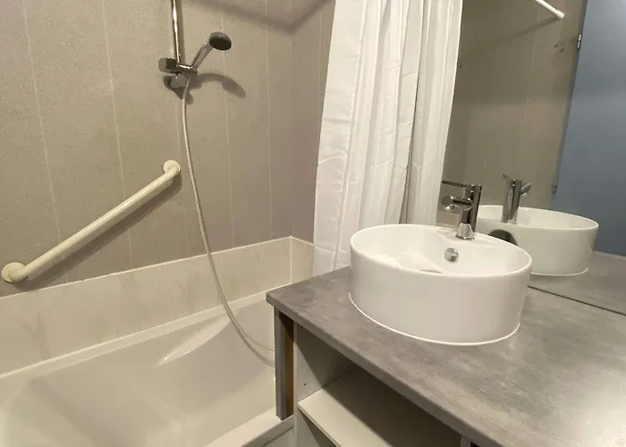 2 Pieces En Duplex Avec Terrasse Et Piscine A - Fr-1-553-301